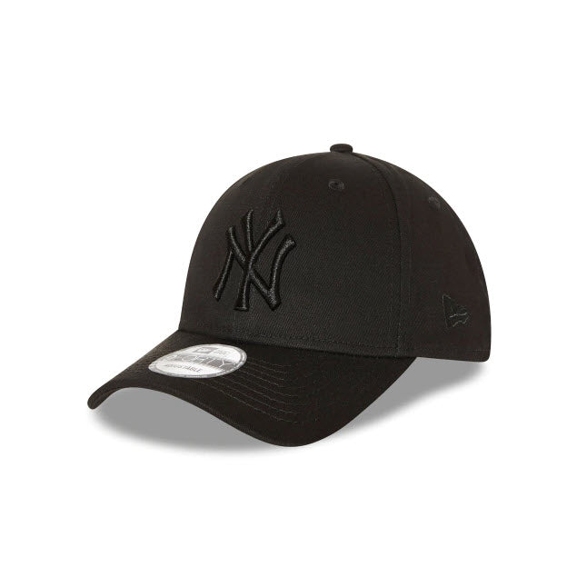 New Era New York Yankees Black on Black 9FORTY Strapback Cap